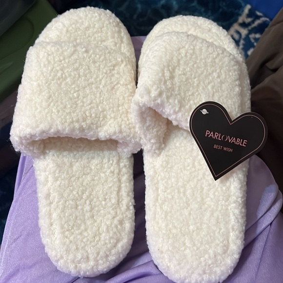NWT Parlovable Fuzzy Slippers House Shoes Memory Foam Thick Sole 7-8 - Picture 8 of 8